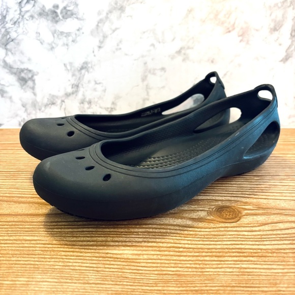 Crocs Black Waterproof Flats Women’s Size 8 - Picture 2 of 6